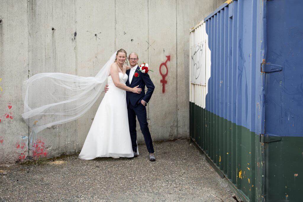 Stoere trouwfoto met bruid en bruidegom