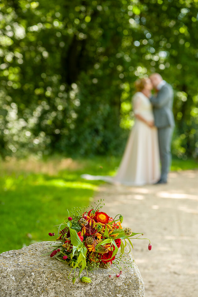 Als trouwfotograaf verzin ik creatieve trouwfoto's met scherpte diepte. Boeket scherp op de voorgrond en koppel onscherp.