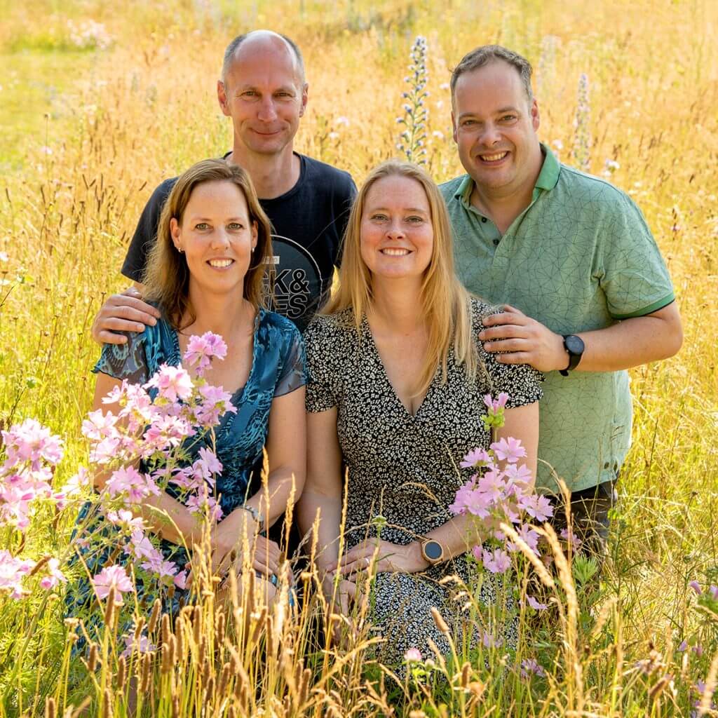 Fotoshoot met familie broers en zussen in het bloemenveld