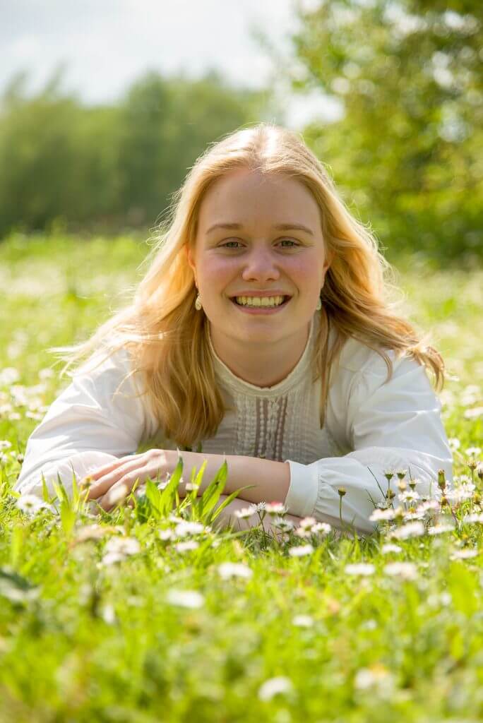 Gezinsshoot; liggend tussen de bloemen. Iedereen kan ook los op de foto.