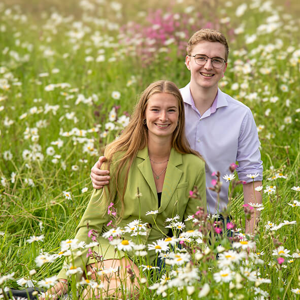 Broer en zus voor de lens van de familiefotograaf