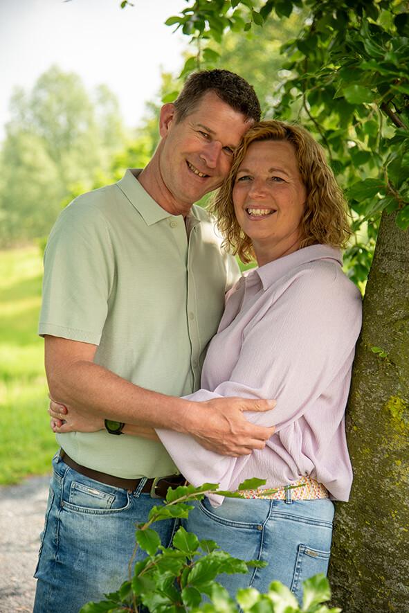 Gezinsfotografie ouders onders een boom